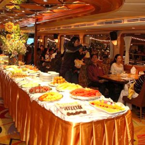 ผู้คนมากหมาย; กินอาหารบนเรือ; ห้องรับปีระทานอาหาร; Grand Pearl เรือแกรนด์เพิร์ล; พืนไม้; ความเป็นไทย; ห้องอาหาร;