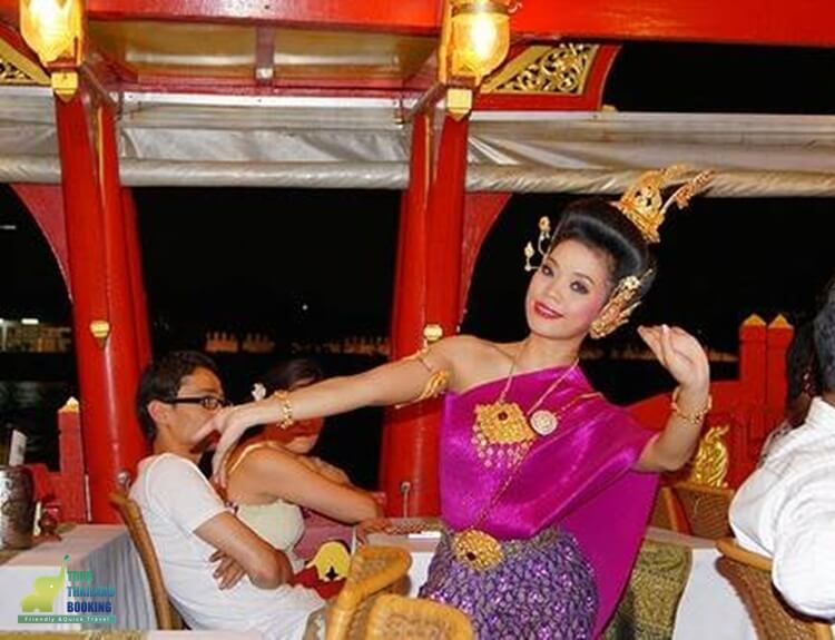 การแสดงรำไทยบนเรือแว่นฟ้า