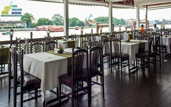 ห้องอาหาร; กินอาหารบนเรือ; ห้องรับปีระทานอาหาร; พืนไม้; ความเป็นไทย;